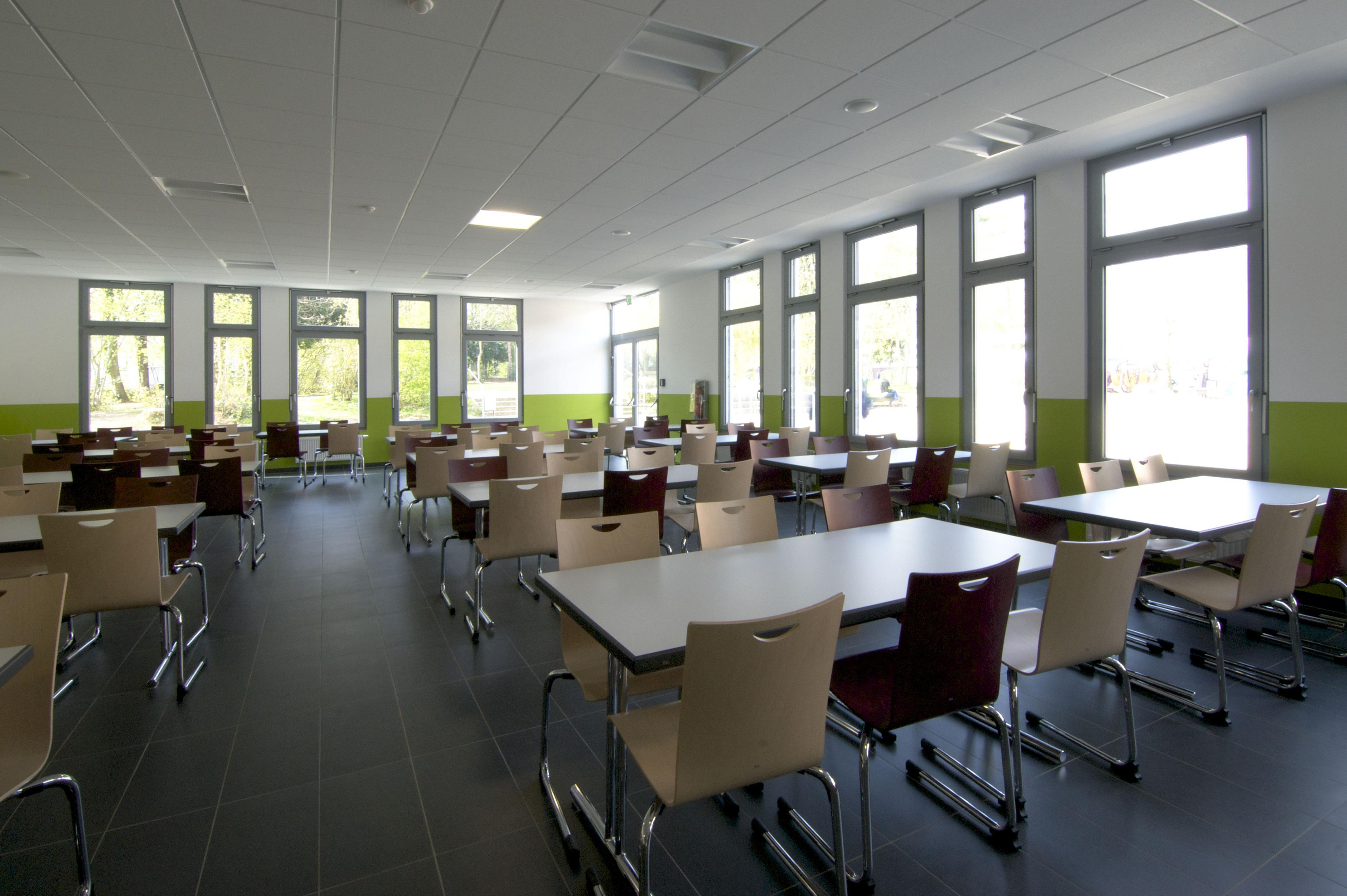 High school canteen and student supervision during free midday periods